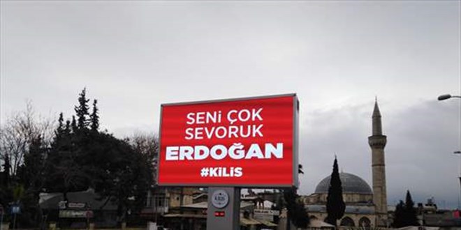 Kilis'te LED ekranlara yöresel şiveyle 'Seni Çok Sevoruk Erdoğan' görseli yansıtıldı