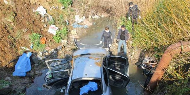 Hatay'da minibüsle çarpışan otomobil dereye devrildi: 3 ölü, 2 yaralı