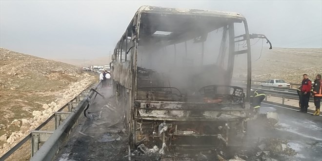 Şanlıurfa'da seyir halindeki yolcu otobüsü yandı