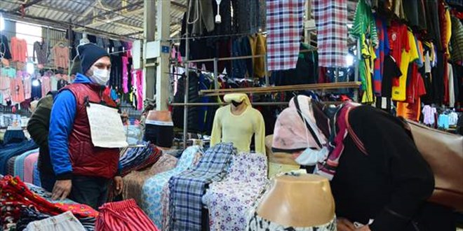 Müşterilerinin güvenini kazanmak için üzerine HES kodunu yazdığı kağıt astı