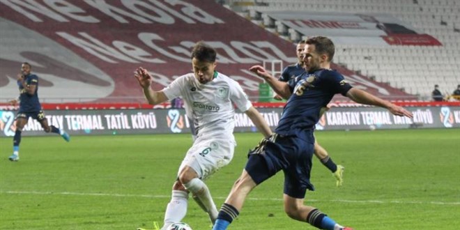 Konyaspor, 4 maç sonra Fenerbahçe'ye yenildi