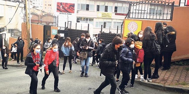 Sınıfta 1.5 metre bahçede dip dibe