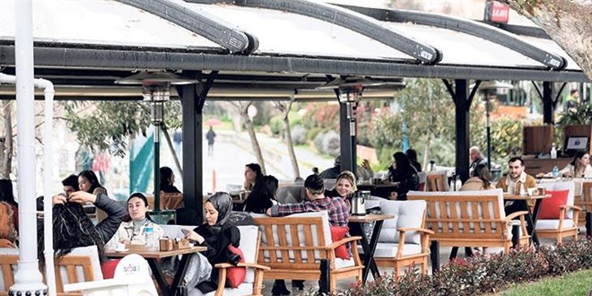 Kontrollü normalleşmede yeme-içmeye koştuk!