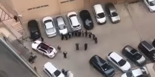 Site otoparkında davul zurna eşliğinde korona halayı