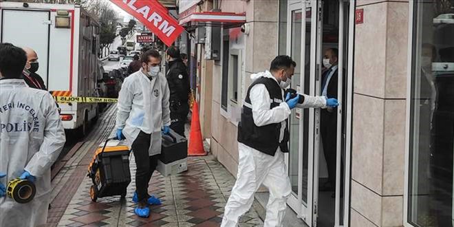 Güpegündüz Eyüpsultan'da bıçakla banka soydu