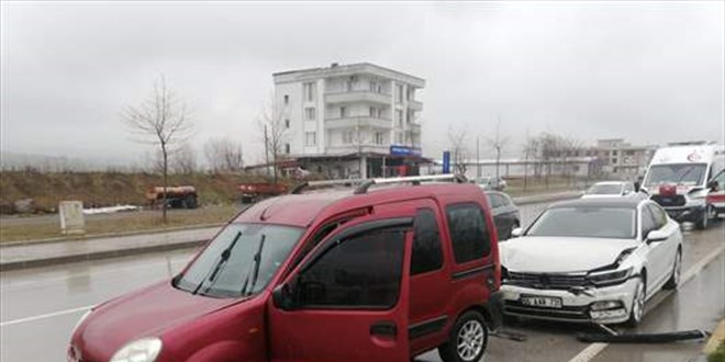 Ambulansın karıştığı zincirleme kazada 2'si sağlık çalışanı 3 yaralı