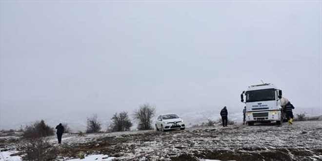 Koyunları susuz kalan besiciye belediye tankerle su taşıdı