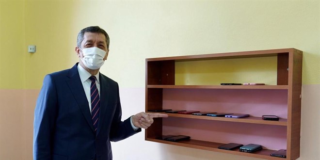'Cep telefonunu elinden bırakamayan yetişkinlere' çağrı