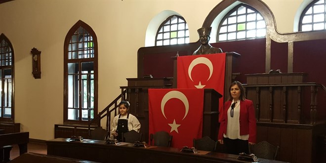Öğrenci ve öğretmenler 1. Meclis'te İstiklal Marşını okudular