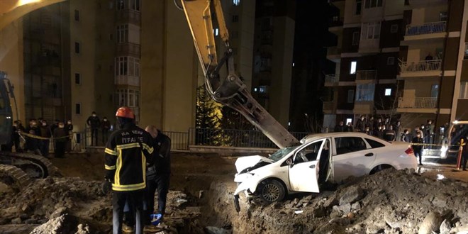 Kazı sırasında belediye işçisinin üzerine otomobil düştü