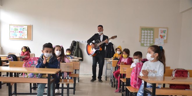 Mezun olduğu okulda müdür oldu, gitarıyla konser verdi