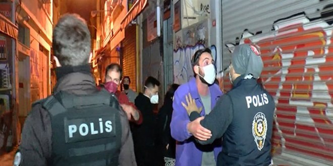 Beyoğlu'nda, bir kadın bekçilere biber gazı sıktı