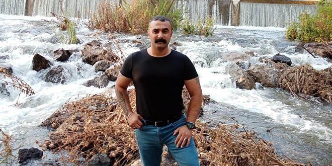 Arkadaşını bıçaklayanı, döve döve öldürdüler