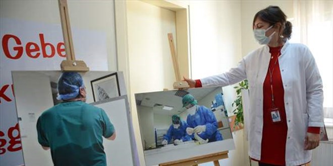 Kadın doktor hastane koridorunda sergi açtı