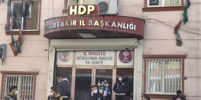 Ailelerin direnii HDP'lileri yendi, partililer binay terk etti