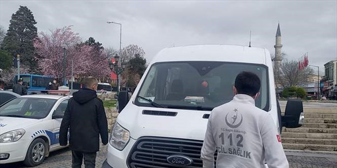 Temaslı olmasına rağmen dışarıda gezerken yakalandı