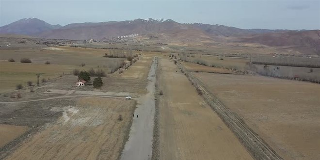 İlk uçak fabrikasını kuran Demirağ'ın yaptırdığı havaalanının açılması için başvuruldu