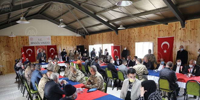 2 İdlib şehidinin yakınlarına devlet övünç madalyası ve beratı verildi