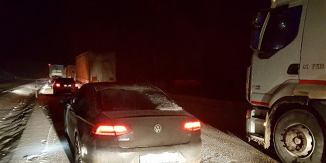 Kop Dağı Geçidi'nde kar yağışı ve tipi etkili oluyor