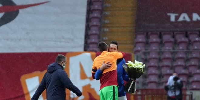 Skoda'dan Muslera'ya çiçek