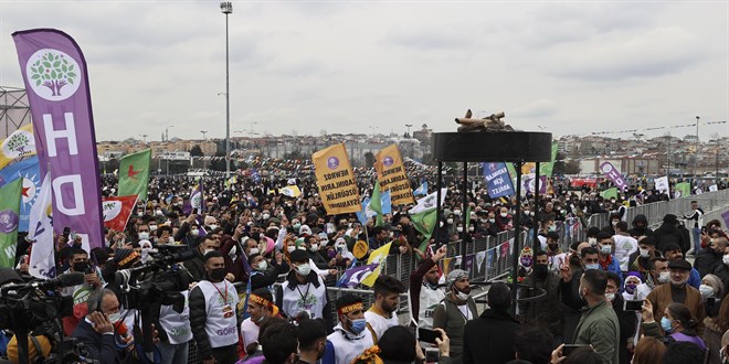 HDP'nin nevruz etkinliğinde bölücü elebaşının posteri açıldı