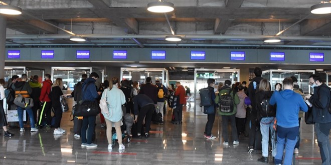 Rus turistler güvenli buldukları Türkiye'ye gelmeye devam ediyor