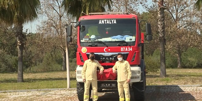 'Alev savaşçıları' babalarından aldıkları bayrağı gururla taşıyor