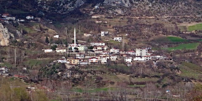 'Kırmızı' ilin 'mavi' mahallesi: Kardeş kardeşe gitmiyor