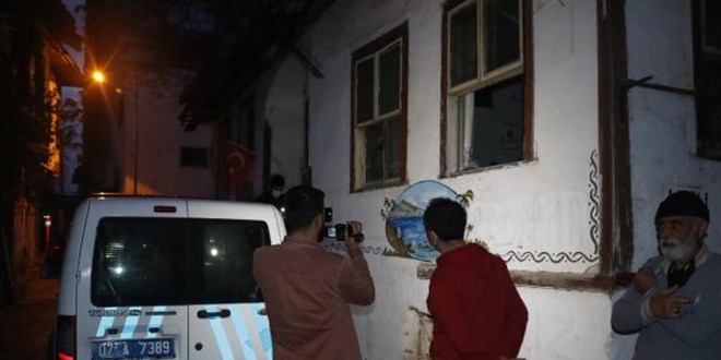 Emekli öğretmen evinde ölü bulundu