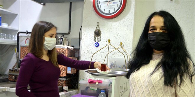 Anne kızın işlettiği çay ocağı mahalleliden takdir görüyor