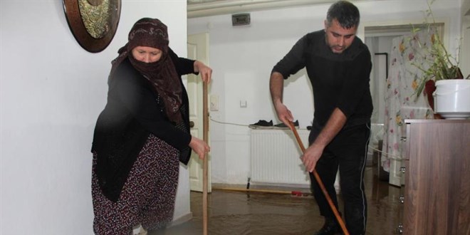 Bingöl'de şiddetli yağış hayatı felç etti...Yollar göle döndü, evleri su bastı