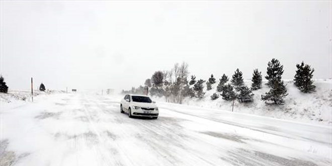 Tokat-Sivas kara yolunda kar nedeniyle ulaşımda aksamalar yaşanıyor