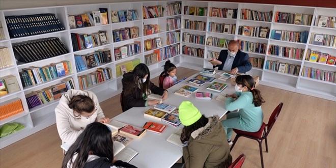 Köy muhtarı 5 bin kitaplık kütüphane kurdu