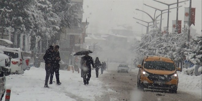 Şiddetli fırtınanın zarar verdiği okullarda yüz yüze eğitime ara verildi