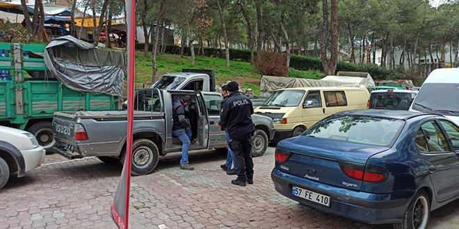Karantinada olması gerekirken pazarda! Ambulans yerine pikapla götürüldü