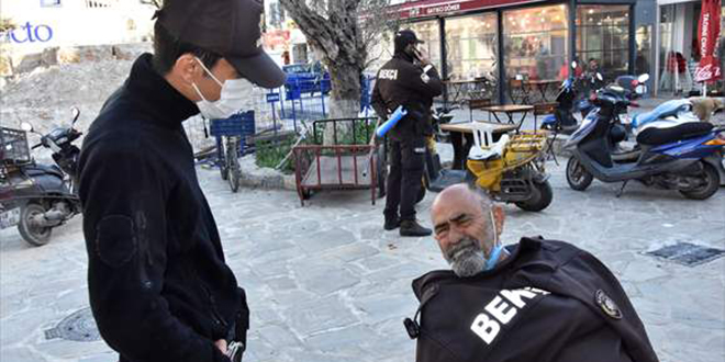 Üşüyen kişiyi mahalle bekçisi montuyla ısıttı