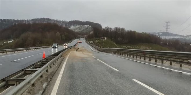 Batı Karadeniz bağlantı yolundaki heyelan ve çökme nedeniyle yol kapatıldı