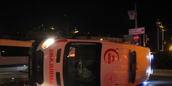 Kavşakta meydana gelen kazada ambulans yan yattı: 1 yaralı