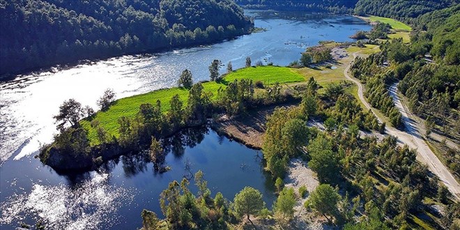 Ceyhan Nehri ilkbaharın renk cümbüşünü yansıtıyor