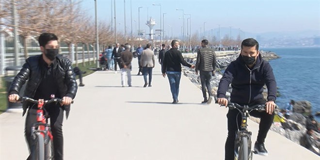Kısıtlamaya rağmen Fatih'te sahil ve parklara akın ettiler