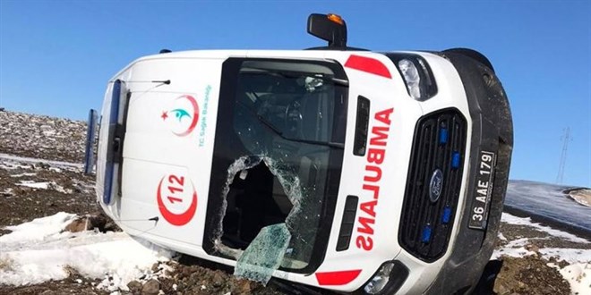 Kars'ta ambulans takla attı: 3 yaralı