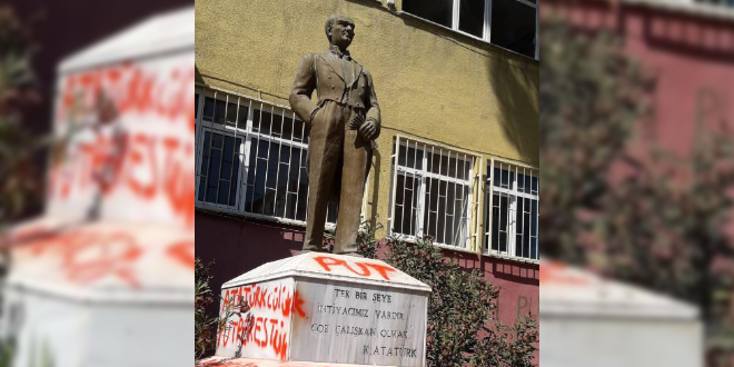 Atatürk heykeli kaidesine yazılan yazılara soruşturma