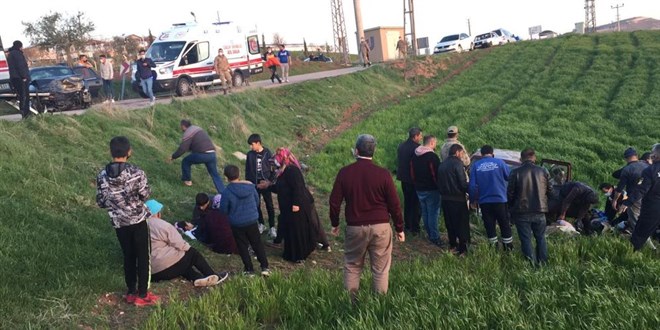 Gaziantep'te iki araç kafa kafaya çarpıştı: 1 ölü, 7 yaralı