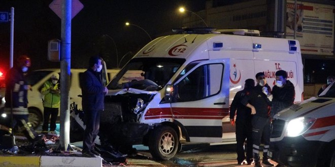Hasta taşıyan ambulans ve otomobil çarpıştı: 7 yaralı