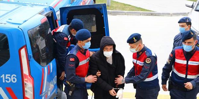 Eşinin üzerine benzin döküp yaktı sonra da söndürmeye çalıştı