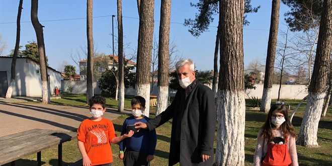 İlkokul öğrencileri buldukları cüzdanı sahibine teslim etti