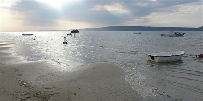 Çanakkale'de deniz suyu 20 metre kadar çekildi
