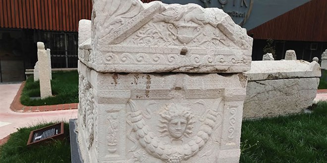 Medusa kabartmalı beddua yazılı lahit müzede sergileniyor