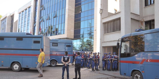 FETÖ'den yargılanan 15 akademisyene beraat