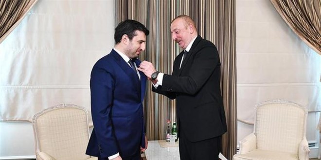 İlham Aliyev, Selçuk Bayraktar'a madalya taktı